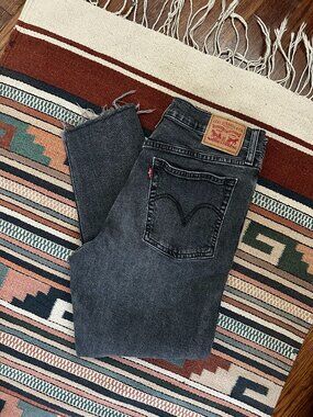 Flattering Levi’s Wedgie Skinny jeans in a versatile washed black / charcoal den